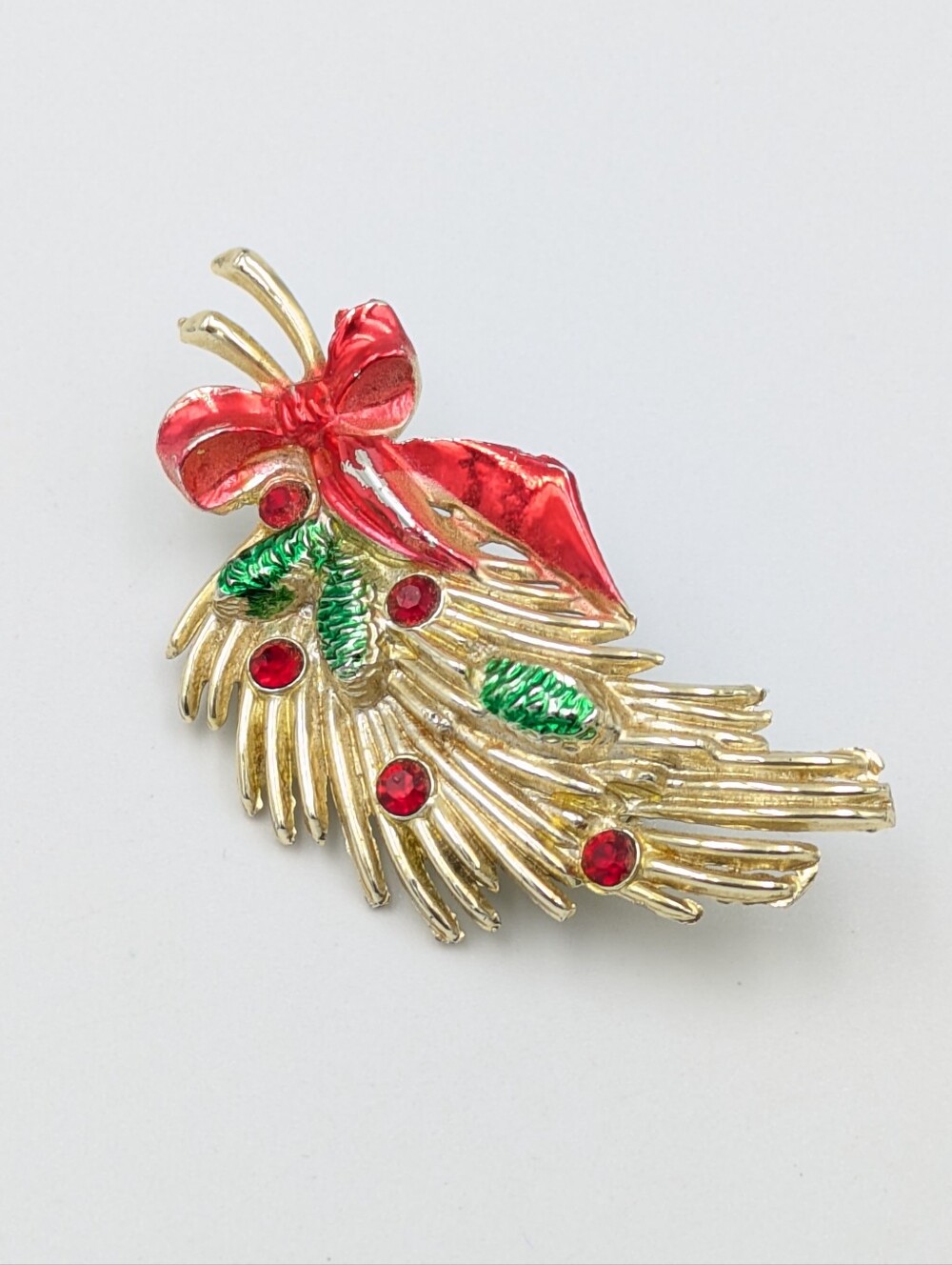 4/24$   Vintage Christmas gold tone rhinestone and enamel brooch pin